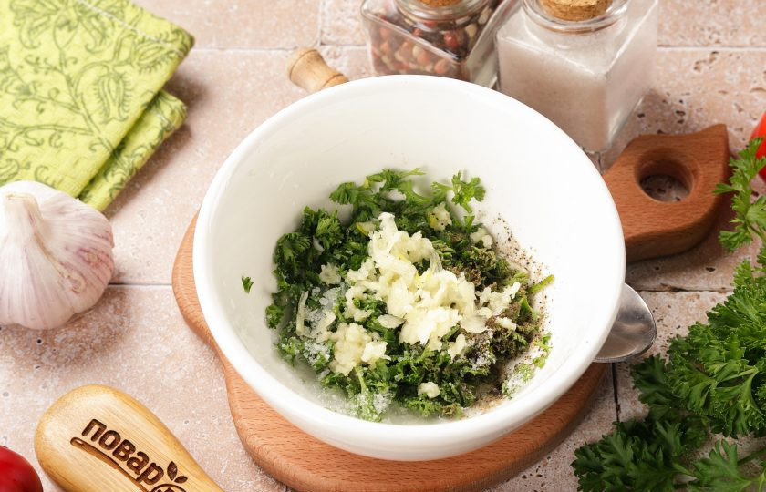 1. Этап. Болгарский перец на мангале: Соедините растительное масло, измельчённую петрушку и давленый чеснок. Добавьте перец и соль по вкусу.