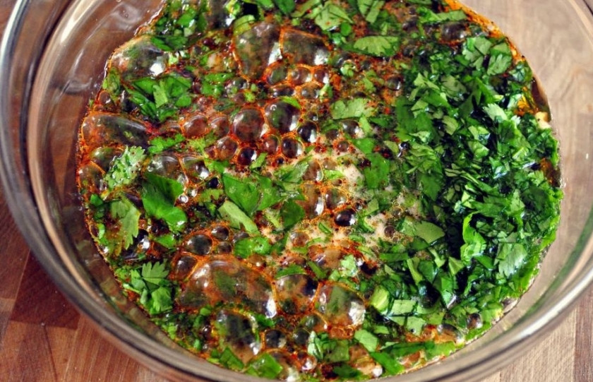 1. Этап. Куриные бедрышки без кости: 1. В миске смешиваем все приправы, зелень моем и вытираем бумажным полотенцем, нарезаем мелко, чеснок пропускаем через пресс. Добавляем кунжутное масло, сок половинки лайма и в конце наливаем пиво, перемешиваем.