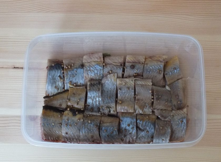 1. Этап. Пресервы из сельди: Возьмите широкую форму. Очень важно, чтобы сельдь поместилась в один слой. На дно формы раскрошите лавровый лист. Выложите нарезанную сельдь (кусочек не более 40 грамм), пересыпая кориандром и душистым перцем.