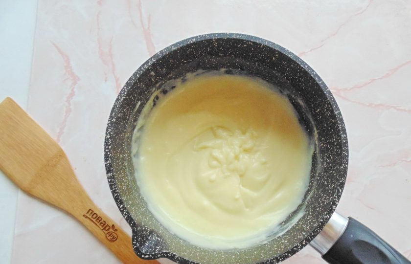 1. Этап. Пирог с ягодами и кремом: Перемешайте крем с маслом и остудите.