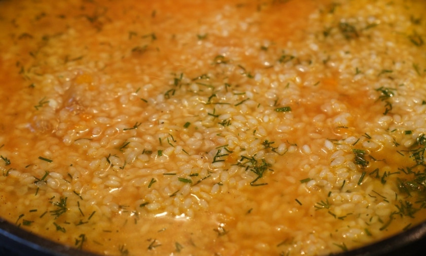 1. Этап. Рис с куриным фаршем: Добавьте промытый рис и горячей воды, так чтобы жидкость едва покрывала продукты. Установите минимальный огонь и готовьте под крышкой 30 минут. После этого откройте крышку, посыпьте перцем и оставьте на выключенной плите еще минут на 20-25, чтобы рис лучше пропитался влагой.