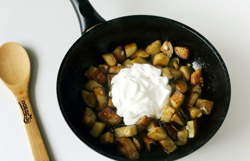 1. Этап. Тушеные баклажаны с чесноком: Теперь добавьте сметану, все перемешайте и тушите на небольшом огне около 5 минут.