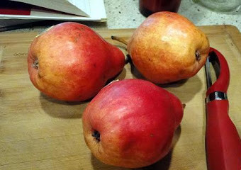 1. Этап. Шарлотка с грушами и яблоками: Груши почистить и порезать кубиками.