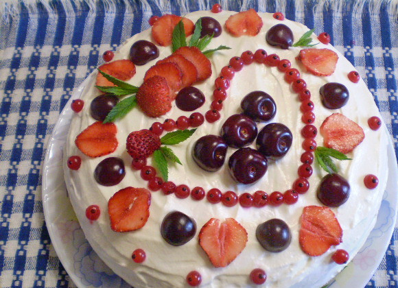 1. Этап. Торт со сметанным кремом: 12. Украсьте торт на ваше усмотрение. Дайте пропитаться час в холодном месте. Торт готов!