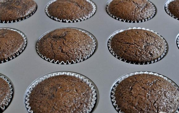 1. Этап. Шоколадные капкейки с арахисовым кремом: 4. Выпекать капкейки в течение 15-18 минут. Дать остыть.