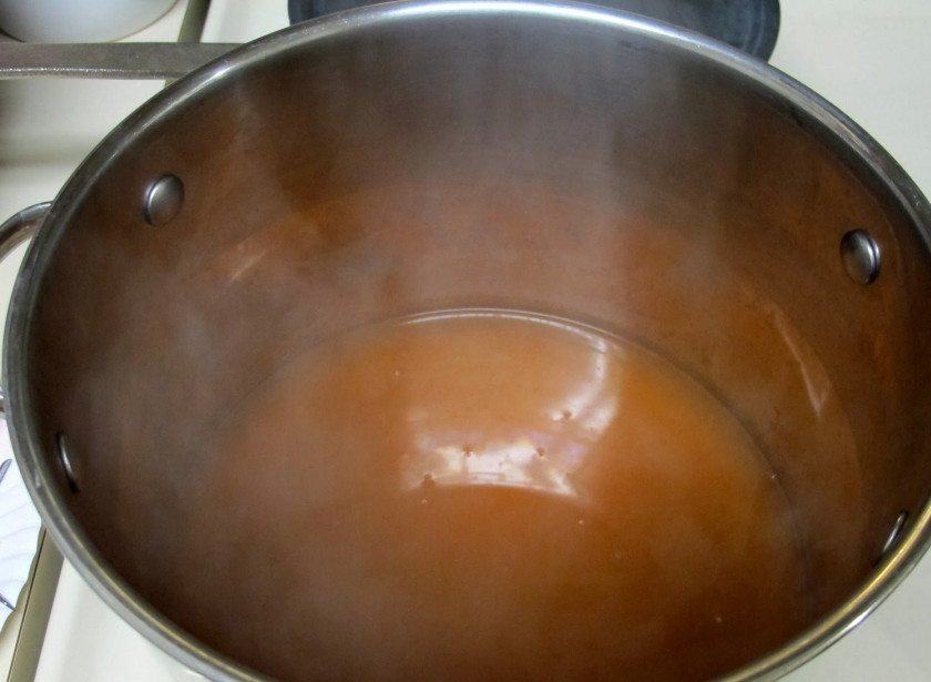 1. Этап. Куриный суп с капустой: 1. Делаем бульон из курицы. Добавим лавровый лист и томатную пасту, и когда курица уже дойдет до полуготовности - добавим картофель.