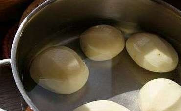 1. Этап. Шурпа в казане на костре: Картофель почистить.