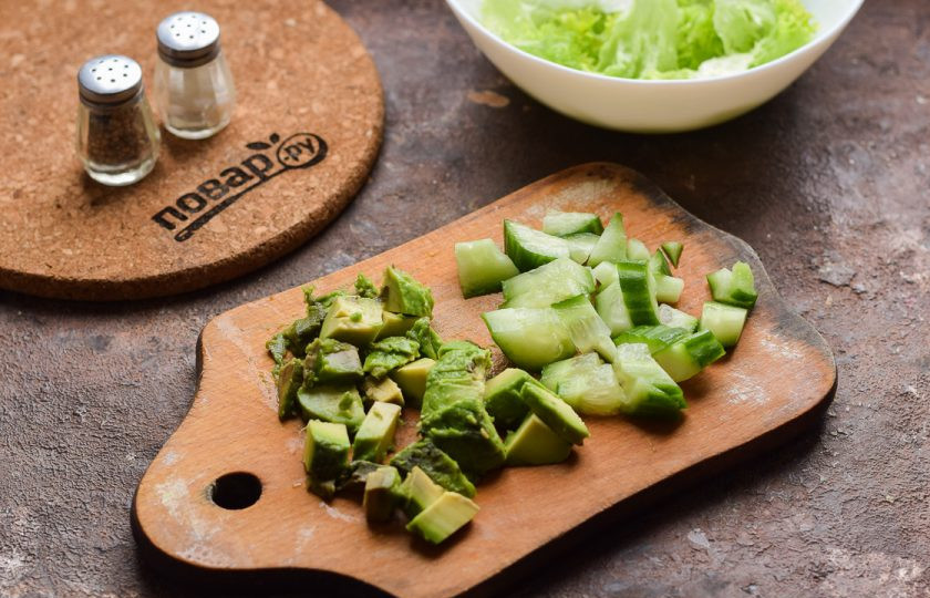 1. Этап. Салат с авокадо и семгой: Авокадо очистите от кожуры и косточки. Нарежьте авокадо небольшими кубиками. Свежий огурец ополосните, просушите, нарежьте небольшими кубиками.