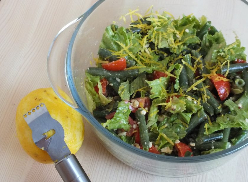 1. Этап. Салат из зеленой фасоли с орехами: К заправке добавьте фасоль. Нарвите произвольно руками салатный лист, нарежьте на четвертинки помидоры. Перемешайте. С лимона снимите цедру и отправьте в салатник. Еще раз перемешайте. Если необходимо добавьте соль и перец. Непосредственно перед подачей посыпьте оставшимися орехами.