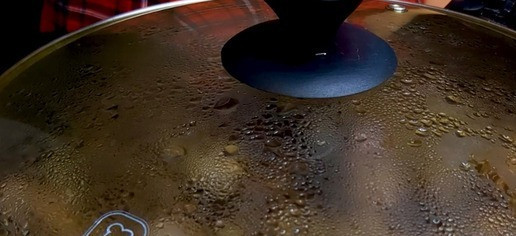 1. Этап. Сочная говяжья печень с луком: Накройте крышкой и тушите 5 минут на медленном огне.