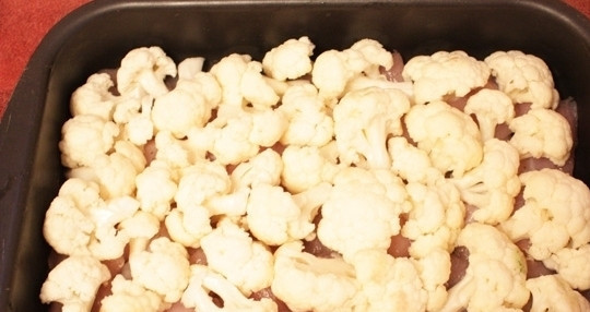 1. Этап. Цветная капуста с куриным филе: Затем идет слой цветной капусты.