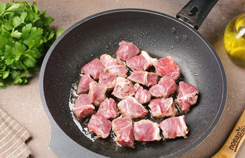 1. Этап. Каша гречневая с говядиной: Разогрейте сковороду с маслом и выложите нарезанное небольшими кусочками мясо.