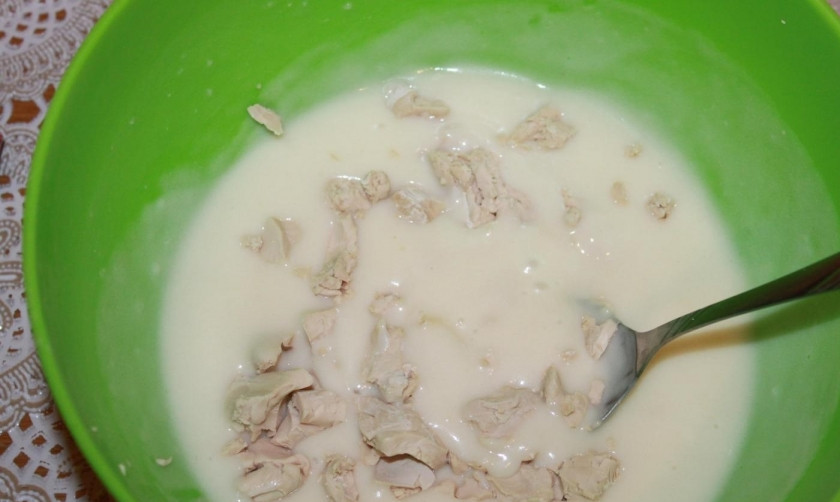 1. Этап. Дрожжевое тесто без опары: 5. Добавляю в смесь дрожжи и энергично перемешиваю.