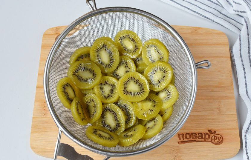 1. Этап. Цукаты из киви: Когда киви в сиропе остынут в последний раз, откиньте ломтики на сито и дайте сиропу хорошенько стечь, примерно в течение часа. Сироп используйте по мере надобности, я на его основе сварила компот, добавила воды, порезанных яблок и проварила пару минут.