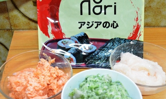 1. Этап. Рулет рыбный с нори: 1. Первый этап — подготовительный. Филе белой рыбы измельчите в блендере или пропустите через мясорубку. Разделите на две части, в одну добавьте шпинат. Каждую посолите, поперчите по вкусу, вбейте по 1 белку, сбрызните соком лимона. Отдельно измельчите филе красной рыбы и также заправьте солью, лимоном, перцем, добавьте последний белок. В результате у нас получится 3 разноцветные рыбные пасты.