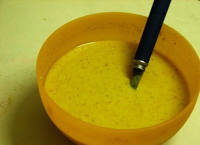 1. Этап. Овощи в кляре: Муку смешайте со специями, солью и водой, хорошо размешайте.