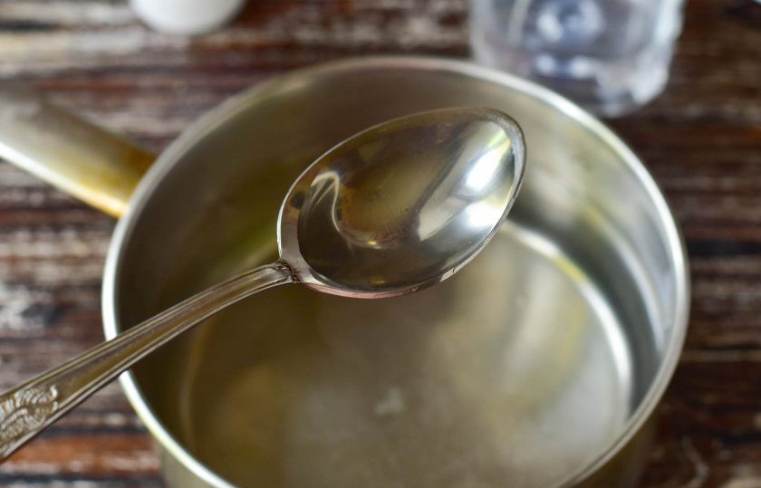 1. Этап. Кисло-сладкие маринованные огурцы: Влейте уксус. Перемешайте.