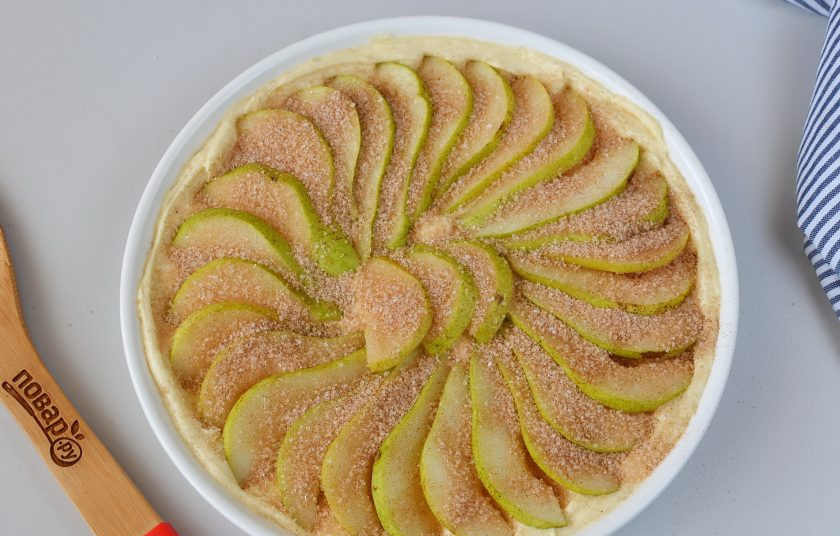 1. Этап. Грушевый пирог: Посыпьте груши сахаром с корицей. Отправьте в духовку на 30 минут.