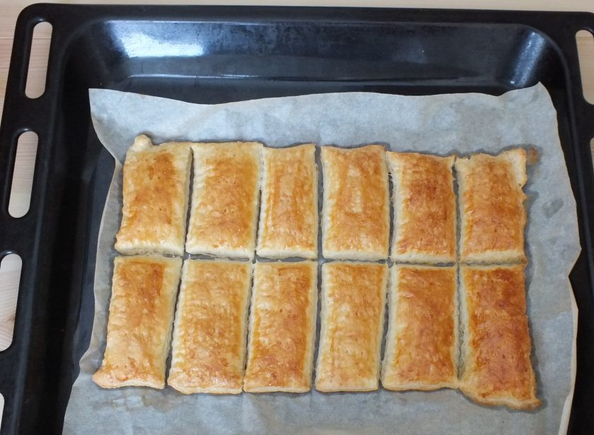 1. Этап. Пирожные с кремом и ягодами: Прямоугольные заготовки также охладите.