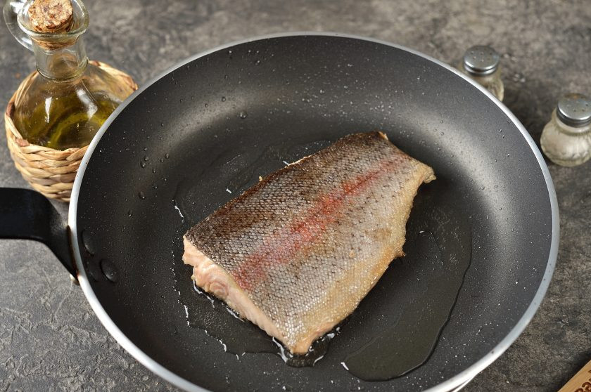 1. Этап. Форель в белом вине: Разогрейте в сковороде растительное масло, быстро обжарьте на нем филе форели до слегка румяной корочки, начиная с кожи.