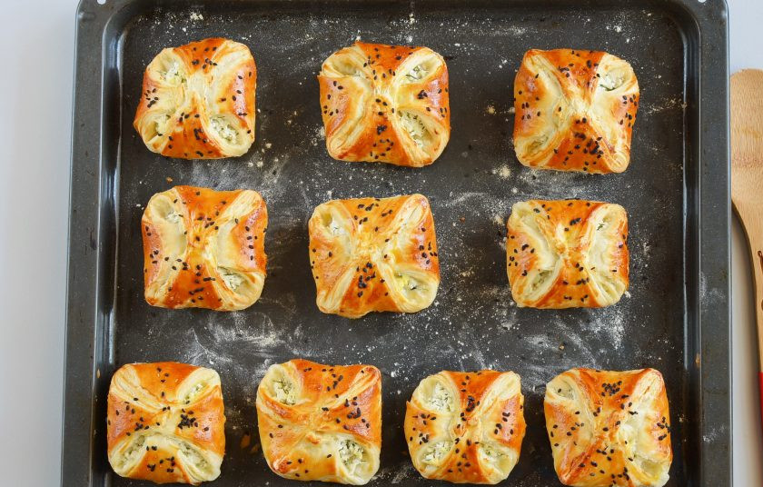 1. Этап. Слоеные конвертики с творогом: Конвертики с творогом готовы.