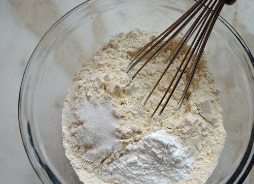 1. Этап. Маффины на молоке: 1. Перед началом процесса можно включить духовку, и пусть она разогревается до 180 градусов. В глубокую мисочку просейте муку. Добавьте щепотку соли и разрыхлитель.