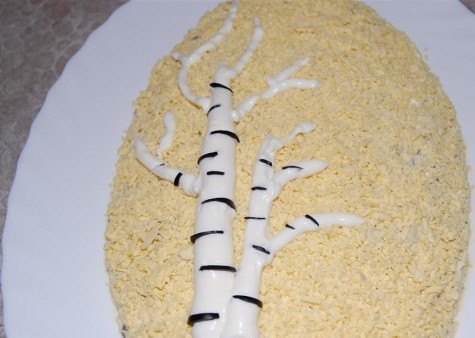 1. Этап. Салат Береза: Темные полоски на стволе делаем из чернослива или маслин.