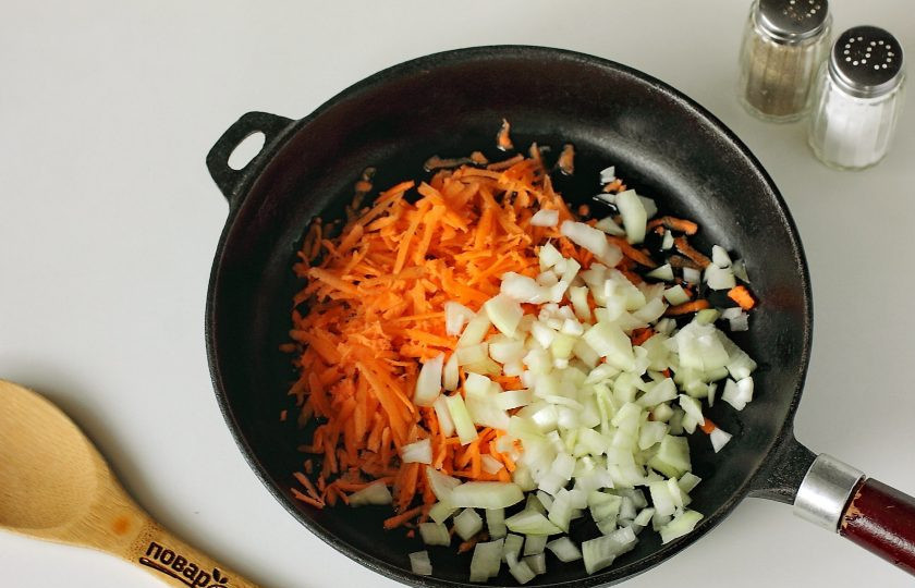 1. Этап. Грибной суп с фунчозой: Лук нарежьте небольшими кубиками. Морковь натрите на крупной терке.