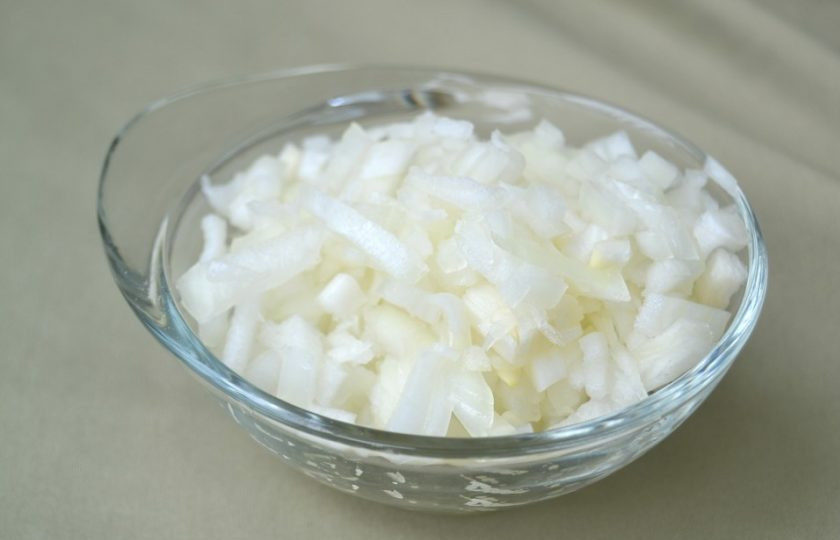 1. Этап. Долма с бараньим фаршем: 5. Очистите лук и нарежьте его мелким кубиком.