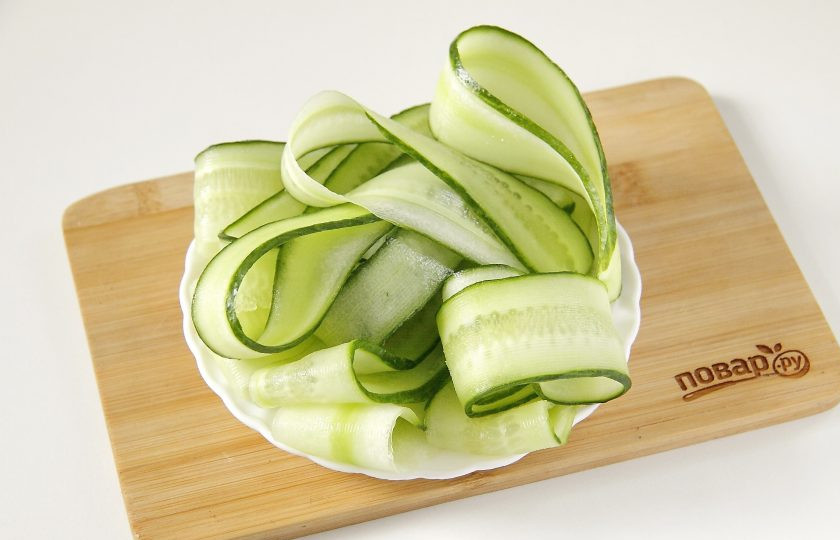 1. Этап. Салат Суши: Огурец нарежьте тонкими слайсами.