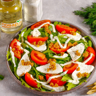 Салат с рукколой и адыгейским сыром