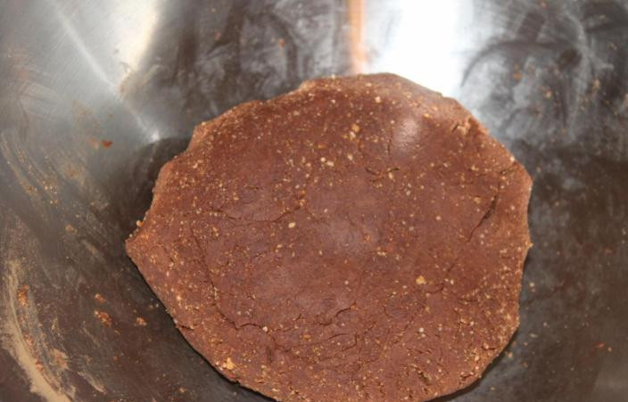 1. Этап. Рулет Mинутка из печенья: Перемешиваем все до однородного состояния, в итоге у нас получится мягкое и эластичное тесто, отставляем его пока в сторону.