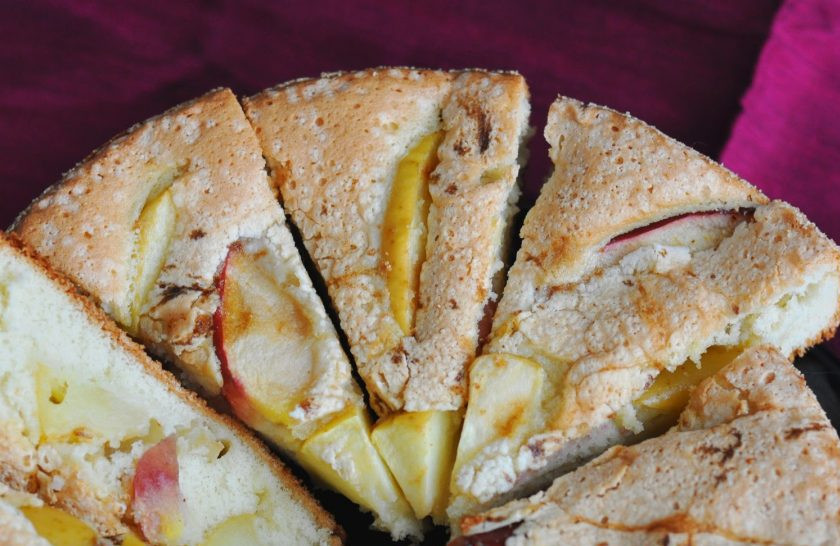 1. Этап. Шарлотка из яблок в духовке: Когда пирог остынет, можете посыпать сахарной пудрой.