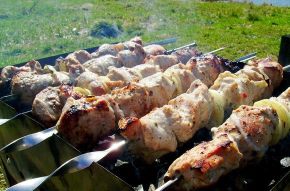 1. Этап. Шашлык из свинины с луком: И отправляем шашлык на мангал жариться до ароматной румяной корочки.