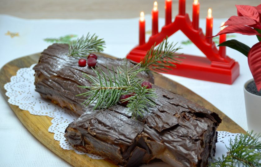 1. Этап. Торт Полено с вишней: Снимите застывший шоколад с фольги, задекорируйте верх 