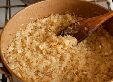 1. Этап. Плов с помидорами: Далее выкладываем к луку и чесноку рис, хорошенько все перемешиваем и жарим еще 2 минутки.