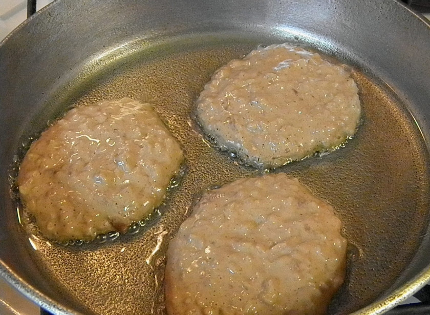 1. Этап. Печеночные оладьи: Разогрейте рафинированное масло на сковороде. Столовой ложкой выкладывайте фарш. Жарьте с двух сторон до коричневой корочки.