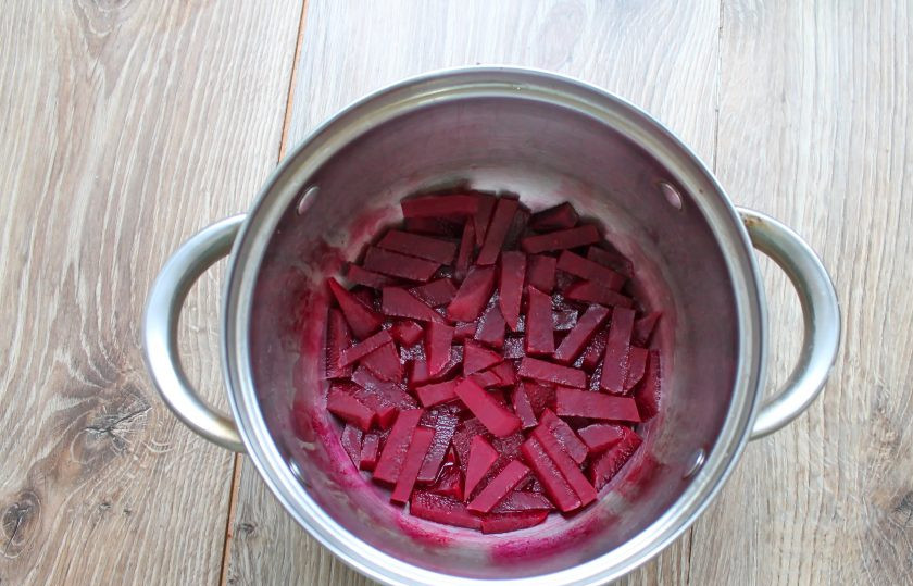 1. Этап. Свекольное желе: Свеклу почистите и порежьте тонкой соломкой. Выложите свеклу в кастрюлю, влейте половину воды, закройте крышкой и варите на медленном огне в течение 20-30 минут. Свекла должна полностью свариться.
