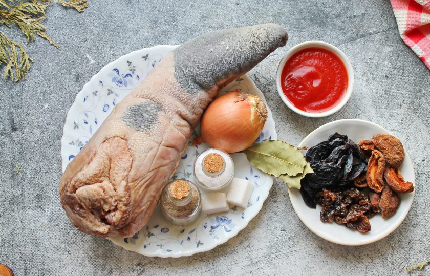 1. Этап. Язык по-кавказски: Подготовьте все необходимые ингредиенты для приготовления языка по-кавказски. Репчатый лук почистите и сполосните.