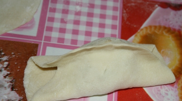 1. Этап. Манты из свинины: Лепим манты: сначала зажимаем пополам плотно.