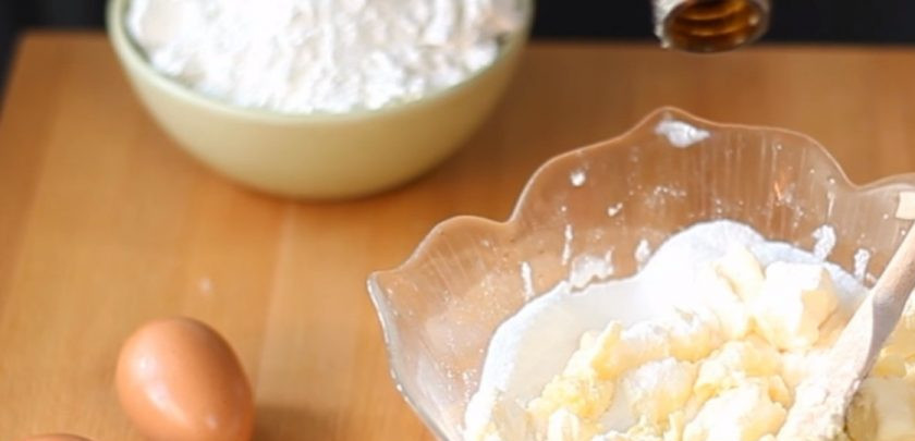 1. Этап. Праздничное печенье: 1. Мягкое сливочное масло разотрите с сахаром, добавьте ванилин и хорошо перемешайте. Добавьте яйца, снова хорошо перемешайте ложкой. Добавьте просеянную муку и замесите тесто, оно должно получиться эластичным.