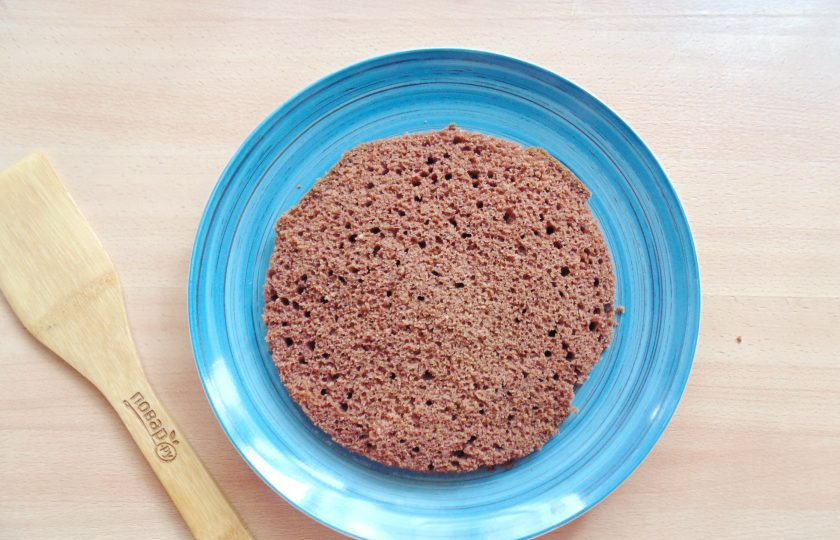 1. Этап. Торт Графские развалины с ананасами: Из остывшего коржа вырежьте крут толщиной 1,5-2 сантиметра. Выложите его на блюдо.