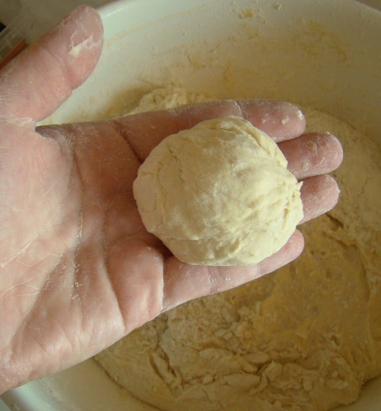 1. Stage. Ukrainian steamed dumplings with poppy seeds: We take the dough out of the fridge, tear off a piece of dough the size of a good ping-pong ball.