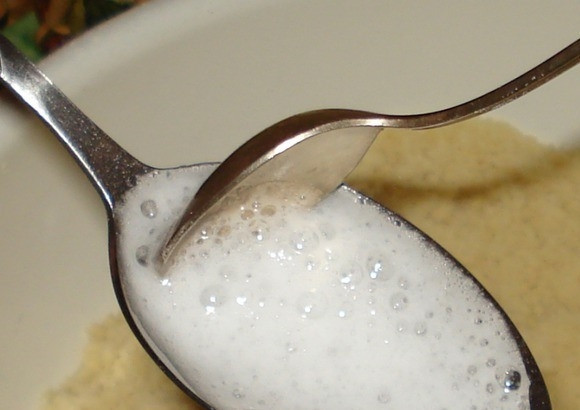 1. Этап. Орехи со сгущенкой: Соду погасите уксусом или любой другой кислотой, например, лимонным соком. Вместо соды с уксусом можно использовать магазинный разрыхлитель из пакетиков.