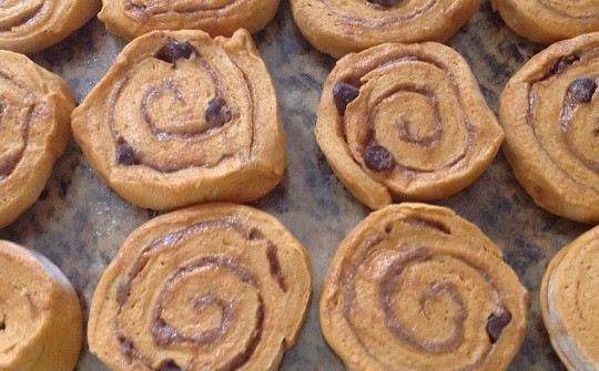 1. Этап. Тыквенно-шоколадные булочки: 13. Нарежьте кружочками и выложите в жаропрочную форму. Дайте минут 20 подойти, за это время разогрейте до 190 градусов духовку. Отправьте форму в духовку и выпекайте булочки до румяности минут 20-25. Приятного чаепития!