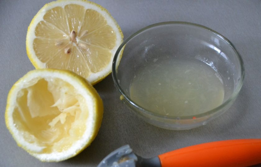 1. Этап. Лимонный торт с рикоттой: Отожмите 30 мл. лимонного сока и тоже отправьте в начинку.