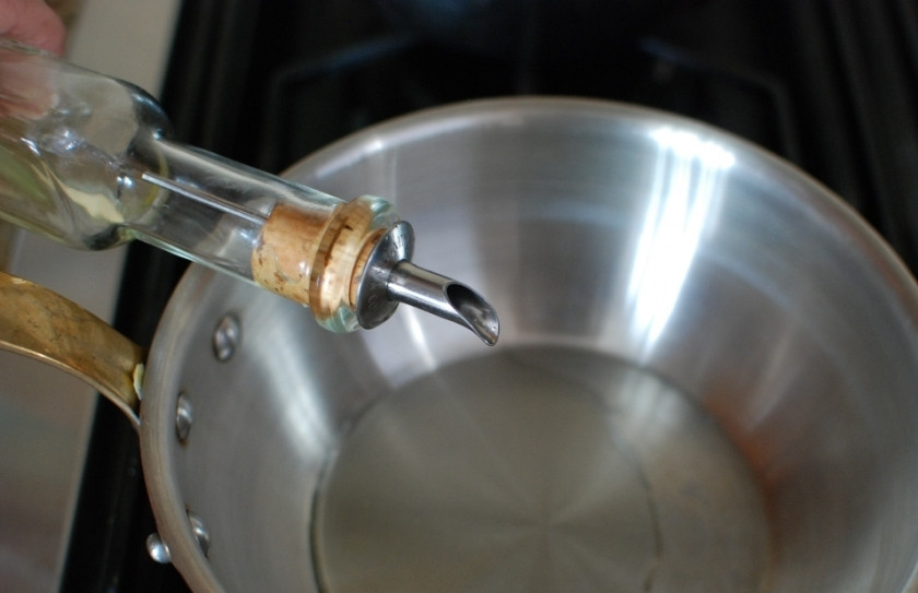 1. Этап. Тортеллини в сливочном соусе: В другой кастрюльке разогреваем немного оливкового масла.