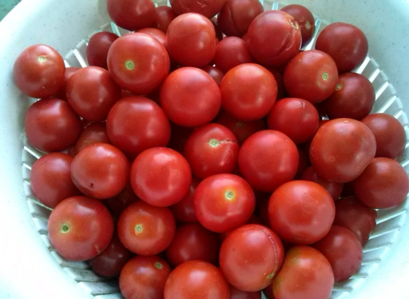 1. Этап. Салат Красный комиссар на зиму: Если помидоры большого размера, нарежьте ломтиками. У меня черри, я их оставила целыми.