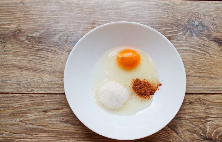 1. Этап. Французские гренки с корицей: В миску насыпьте сахар, добавьте соль, корицу и разбейте яйцо. Все хорошо перемешайте.