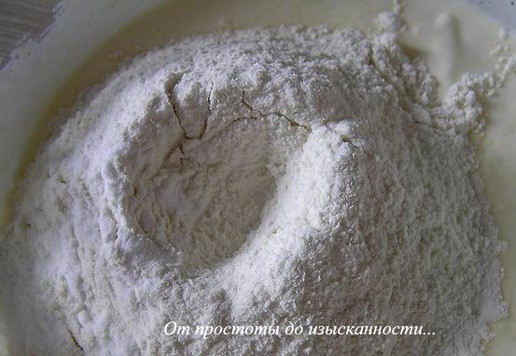 1. Этап. Открытый пирог с вишней: Всыпьте муку с солью, содой и ванилином.